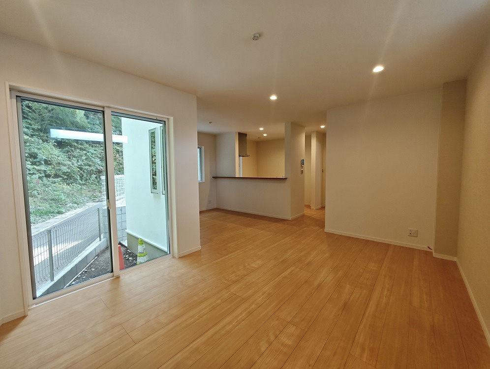 横浜市緑区三保町 新築戸建て【仲介手数料無料】カースペース2台の居間・リビング