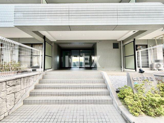 横浜市磯子区磯子２丁目の賃貸マンションのエントランス