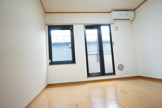 稲城市矢野口のアパートの居間・リビング