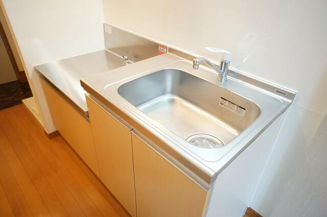 稲城市矢野口のアパートのキッチン