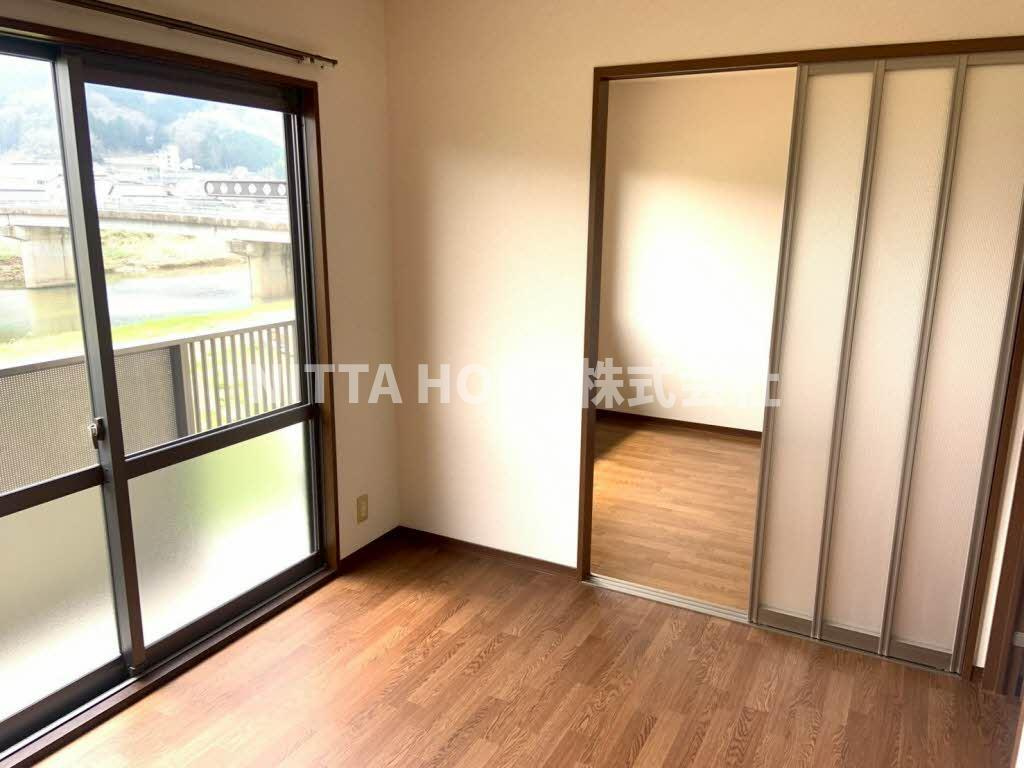 朝来市和田山町寺谷のアパートの居間・リビング|明るい室内です◆