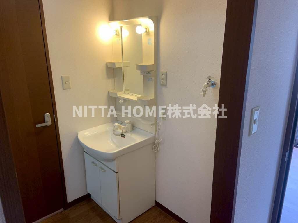 朝来市和田山町寺谷のアパートの洗面所|シャワー付きの洗面台朝の準備も楽々です♪