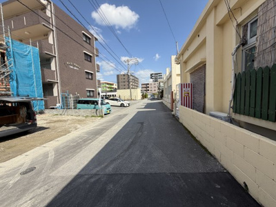 【前面道路含む現地写真】 | 沖縄市大里4期（全4棟）1号棟 | ※南東側5.7m道路♪