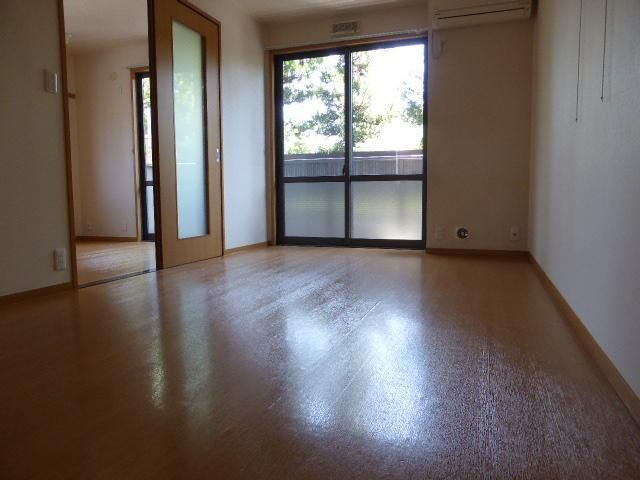 ルミエールＢ棟（さいたま市南区）の居間・リビング