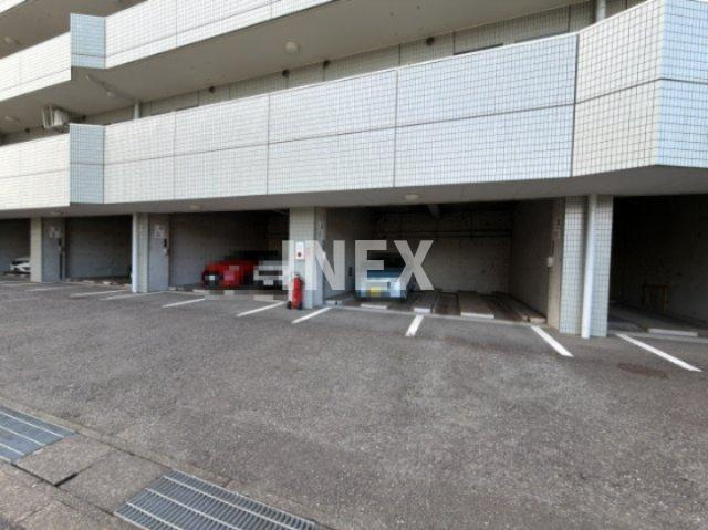 ヒルズ磯子の駐車場