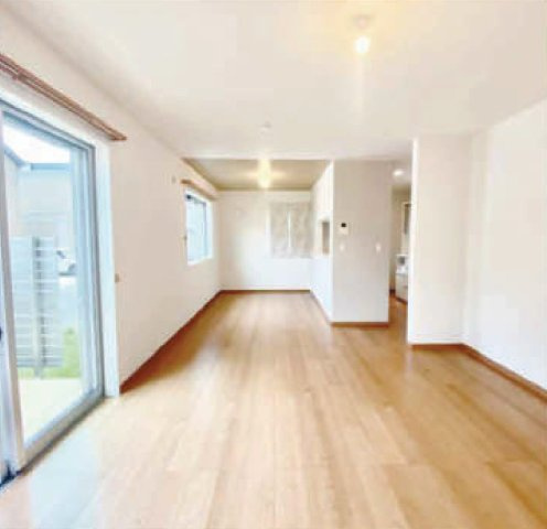 横浜市瀬谷区阿久和西2丁目 中古戸建て【仲介手数料無料】カースペース2台の居間・リビング