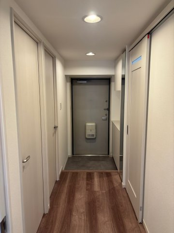 【玄関】 | 板橋ハイタウン | 下駄箱には姿見が付いており、出勤前に身なりを確認できます！