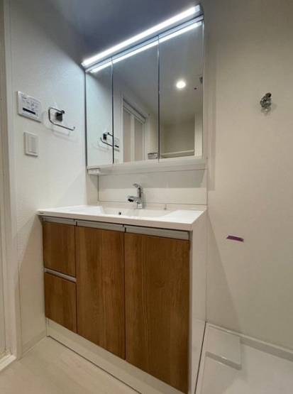 【独立洗面台】 | 板橋ハイタウン | 3面鏡付きの洗面台です！シャワーに変更可能なタイプな混合水栓です！