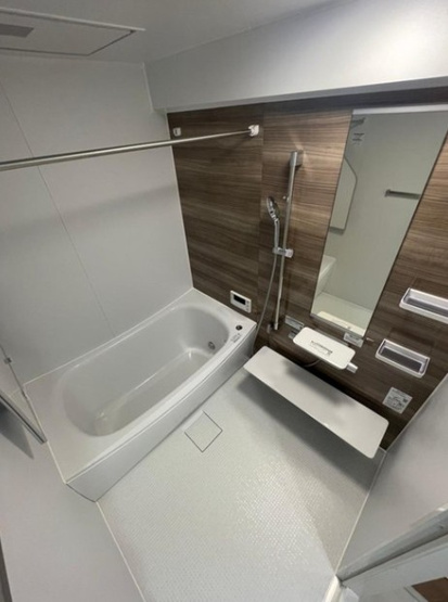 【浴室】 | 板橋ハイタウン | 浴室乾燥・浴室暖房も完備された浴室です！附設の棚は外せるタイプですので清潔に保つことができます！