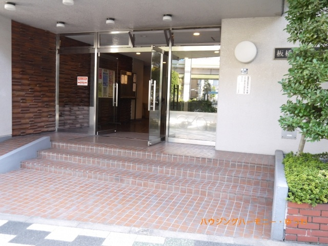 【エントランス】 | 板橋ハイタウン | タイル敷きの広々したエントランス部分。