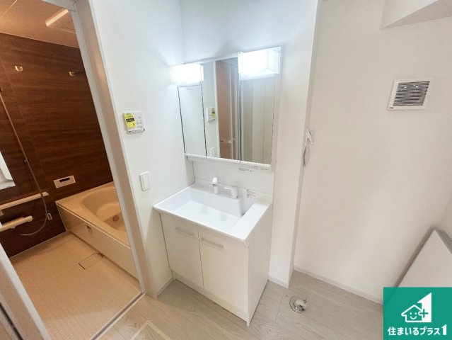 池田市畑　第2期　新築一戸建ての独立洗面台|清潔感のある洗面台です。フラットな鏡は掃除がしやすく毎日清潔！鏡裏には収納があるのでスッキリとした洗面台が保てます。