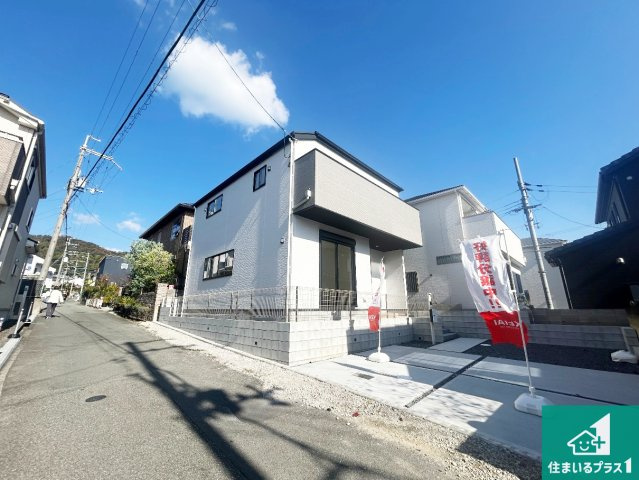 池田市畑　第2期　新築一戸建ての前面道路含む現地写真|周辺は閑静な住宅街！前面道路広々で車の出し入れも便利です。駐車が苦手な方でも安心して車庫入れできます！