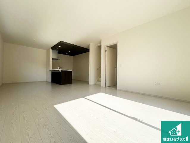 池田市畑　第2期　新築一戸建ての居間・リビング|日当たり良好の明るいリビングで朝の目覚めもスッキリできそう！対面キッチンでご家族のコミュニケーションも自然と増える設計！小さなお子様が遊ぶスペースを作っても広々とくつろげるLDK！