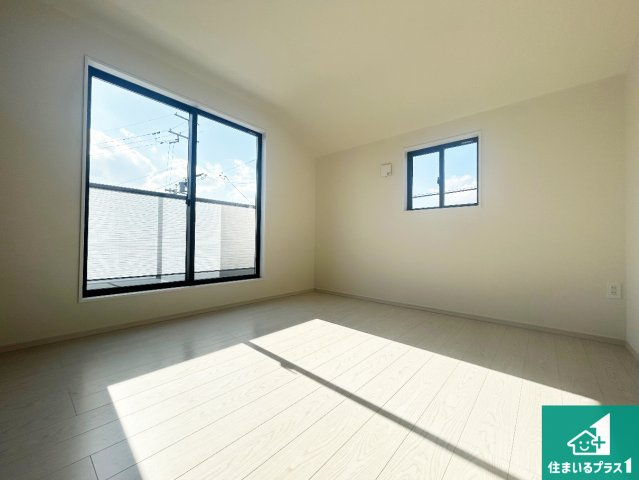 池田市畑　第2期　新築一戸建ての洋室|シンプルな洋室は、自分好みのインテリアが楽しめます♪ご家族とインテリアや家具を選びに行くのは新築購入時の醍醐味の一つです。ぜひお楽しみください♪