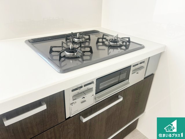 池田市畑　第2期　新築一戸建ての設備|ダブル高火力Ｓｉセンサー付きコンロ！３口あるので、まとめて料理をする時も大活躍！