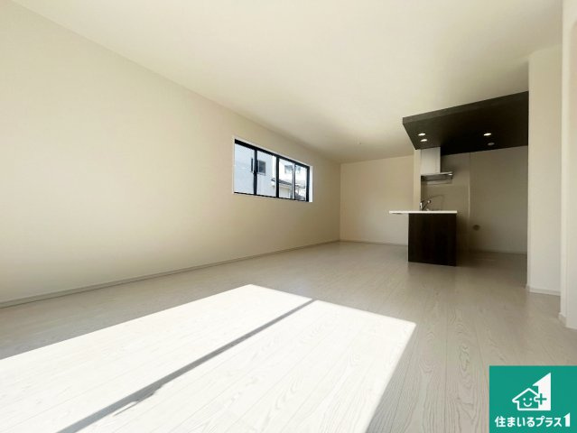 池田市畑　第2期　新築一戸建ての居間・リビング|日当たり良好の明るいリビングで朝の目覚めもスッキリできそう！対面キッチンでご家族のコミュニケーションも自然と増える設計！小さなお子様が遊ぶスペースを作っても広々とくつろげるLDK！
