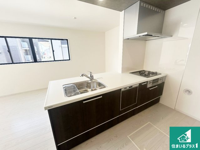 池田市畑　第2期　新築一戸建てのキッチン|リビングと統一感があり、使い勝手のいいキッチン。広々としているので、二人並んで作業が出来ちゃいます。お子様と一緒に色々なお料理に挑戦できるスペースがあります。