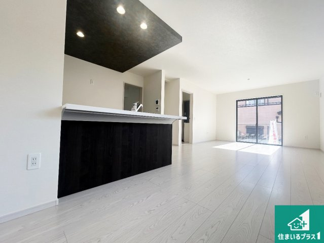 池田市畑　第2期　新築一戸建ての居間・リビング|シンプルなリビングは、観葉植物等のインテリアを楽しめますね！パパ好みにも、ママ好みにも家具次第で雰囲気を変えることができます！