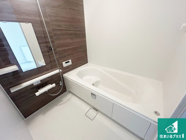 池田市畑　第2期　新築一戸建ての浴室|足をゆったり伸ばして寛げる浴槽です。窓が設けられていますので差し込む光が明るく穏やかな雰囲気にしてくれます♪浴室乾燥機も設置しているので、雨の日の洗濯物も安心です♪