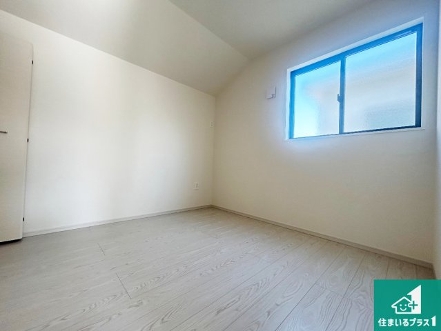 池田市畑　第2期　新築一戸建ての洋室|シンプルな洋室は、自分好みのインテリアが楽しめます♪ご家族とインテリアや家具を選びに行くのは新築購入時の醍醐味の一つです。ぜひお楽しみください♪