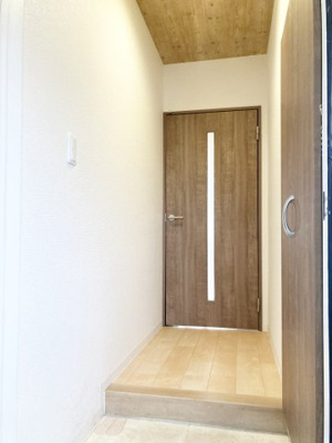 【玄関】 | 手稲パークビル | 木目調内装で玄関から温かみを感じる内装仕様です♪