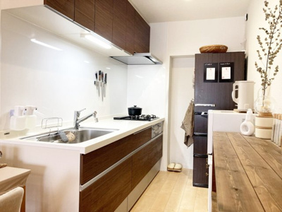 【キッチン】 | 手稲パークビル | リビングの様子も確認できる収納豊富なキッチンスペース♪