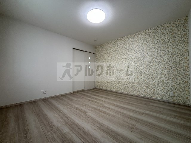 柏原市大字高井田の一戸建ての洋室