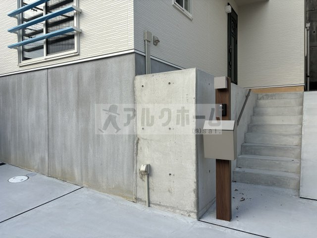 柏原市大字高井田の一戸建てのエントランス