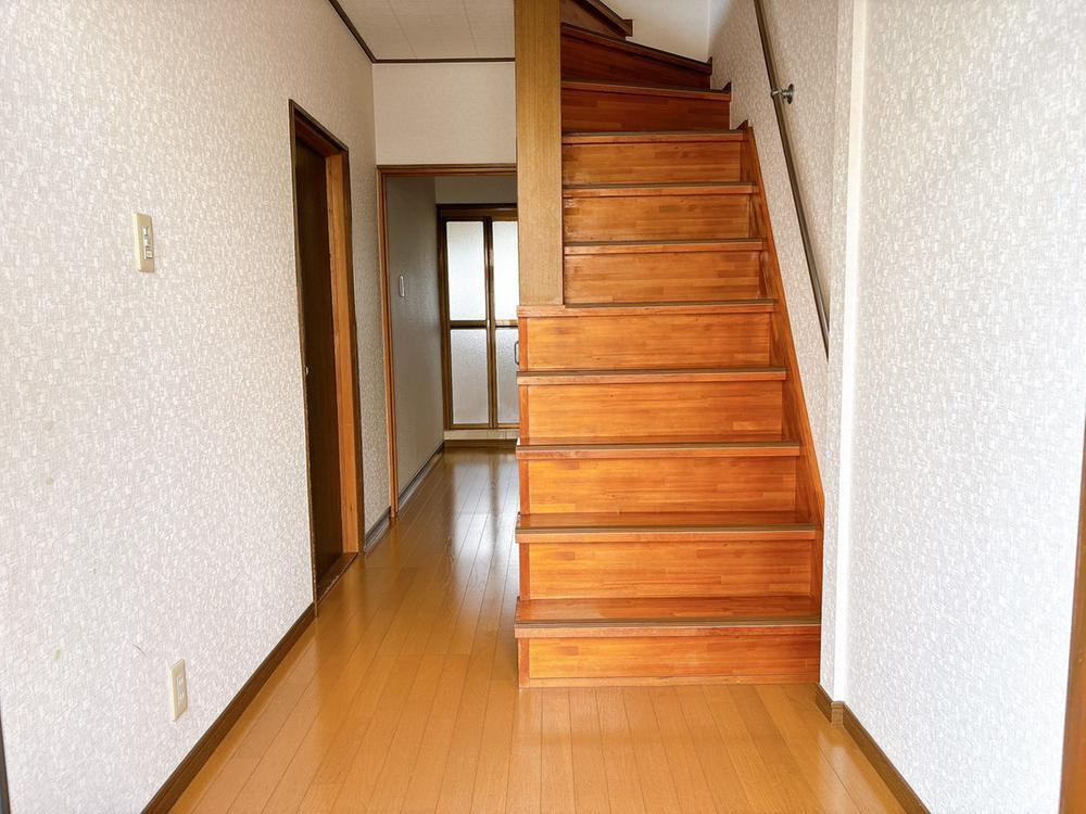 大久保町1丁目　中古一戸建ての内装|玄関ホール
■物件内覧・資金計画相談・住宅ローン相談、リフォーム相談、お問合せ受付中■
※当日・翌日のご内覧、ご相談はお電話でのお問合せがスムーズです！