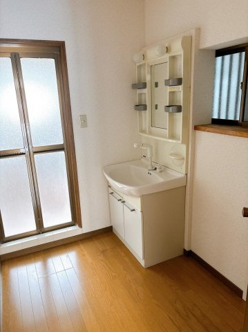 大久保町1丁目　中古一戸建ての独立洗面台|シャワー付き洗面化粧台
■物件内覧・資金計画相談・住宅ローン相談、リフォーム相談、お問合せ受付中■
※当日・翌日のご内覧、ご相談はお電話でのお問合せがスムーズです！