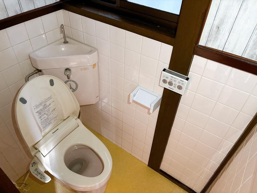 大久保町1丁目　中古一戸建てのトイレ|温水洗浄便座
■物件内覧・資金計画相談・住宅ローン相談、リフォーム相談、お問合せ受付中■
※当日・翌日のご内覧、ご相談はお電話でのお問合せがスムーズです！