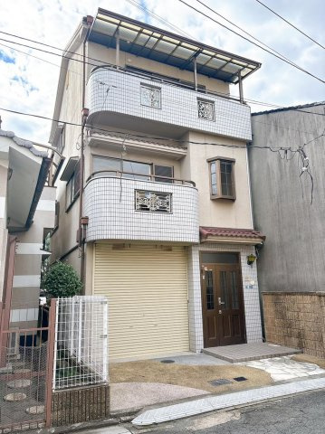 大久保町1丁目　中古一戸建ての外観|新しい生活にいかがでしょうか？外観はお住まいの顔になります。こだわりたいポイントですね。外壁塗装や屋根塗装のご相談も承っております。
■現地内覧・資金計画相談・住宅ローン相談もお問合せ受付中■