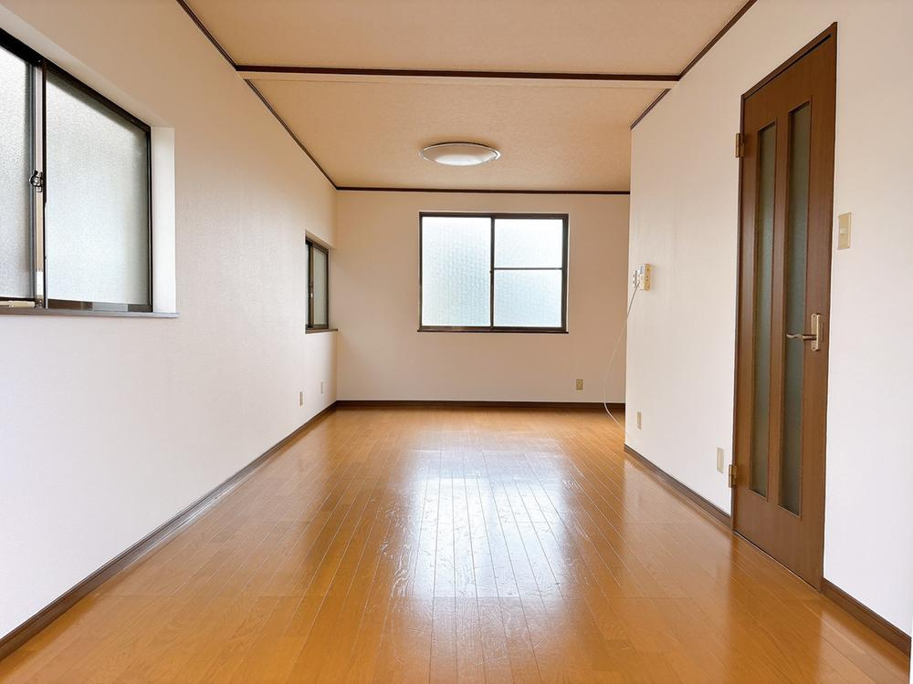 大久保町1丁目　中古一戸建ての居間・リビング|LDK15.0帖
■物件内覧・資金計画相談・住宅ローン相談、リフォーム相談、お問合せ受付中■
※当日・翌日のご内覧、ご相談はお電話でのお問合せがスムーズです！