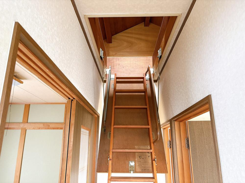 大久保町1丁目　中古一戸建ての内装|屋根裏収納　階段
■物件内覧・資金計画相談・住宅ローン相談、リフォーム相談、お問合せ受付中■
※当日・翌日のご内覧、ご相談はお電話でのお問合せがスムーズです！
