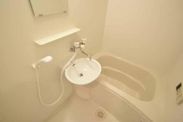 ミリアビタ№５の浴室|洗面台付きです。