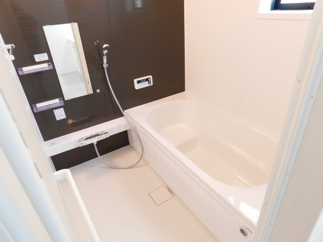 海部郡蟹江町桜２丁目の新築一戸建の浴室|◇浴室◇　　広い１坪サイズ・浴室暖房乾燥機・保温浴槽・追い焚き機能・ベンチ浴槽・エコシャワー・オートバス・バリアフリーバス・浴室窓あり