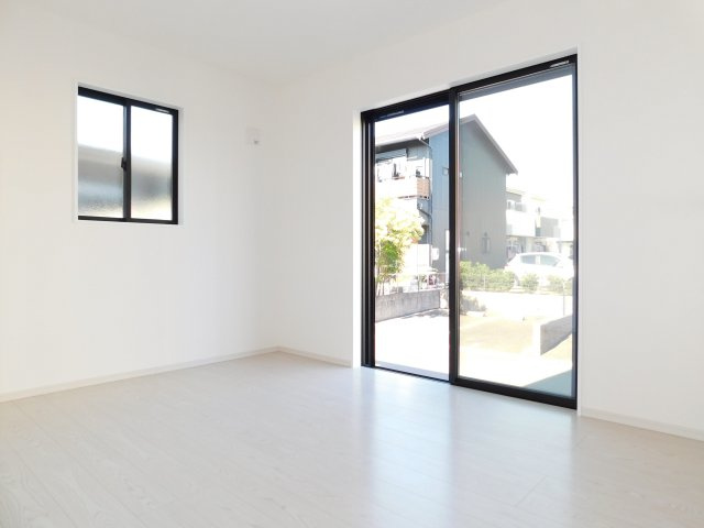 海部郡蟹江町桜２丁目の新築一戸建の洋室|◇１階洋室◇　　明るい洋室６．０帖　収納完備！