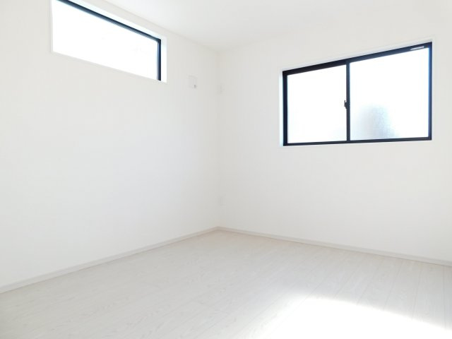 海部郡蟹江町桜２丁目の新築一戸建の洋室|◇２階洋室◇　　明るい洋室６．５帖　収納スペース完備！　