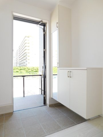 海部郡蟹江町桜２丁目の新築一戸建の玄関|◇玄関収納◇　　家族の履物がしっかり収納できるミラー付玄関収納♪　玄関にはシューズインクローク完備！