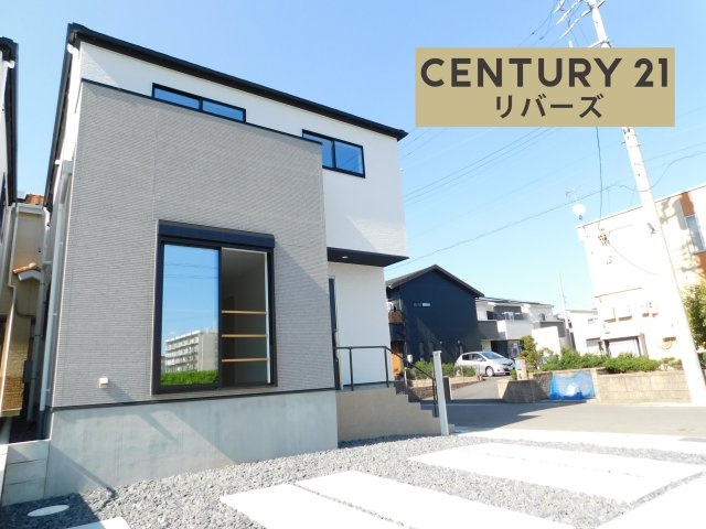 海部郡蟹江町桜２丁目の新築一戸建の外観|☆１号棟☆　　新価格！！いつでも見学出来ます♪（お問合せ当日、平日、水曜、夜間でもＯＫ）　開放的な角地♪　駐車並列３台ＯＫ！　５ＬＤＫ♪　スーパーやコンビニ、薬局など周辺環境充実！