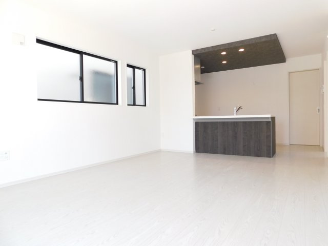 海部郡蟹江町桜２丁目の新築一戸建の居間・リビング|◇リビング◇　　明るいリビング１６．２帖　家族のコミュニケーションの機会が増えるリビング階段♪