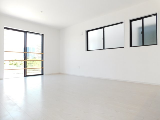 海部郡蟹江町桜２丁目の新築一戸建の居間・リビング|◇リビング◇　　明るいリビング１６．２帖　心地のよい広々とした開放的なリビング♪