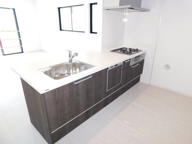 海部郡蟹江町桜２丁目の新築一戸建のキッチン|◇キッチン◇　　人気の対面式・人造大理石フラットキッチン・食洗機・浄水器一体型水栓・静音仕様シンク・薄型換気扇・Ｓｉセンサーコンロ（３口）