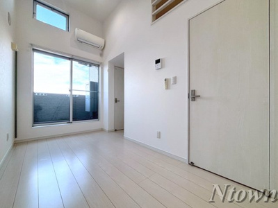 【居間・リビング】 | リバティ八田 | こちらの居間で趣味の時間をお楽しみください