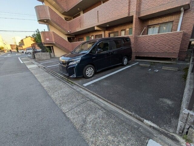 ブリックコート５２の駐車場|車をお持ちの方に嬉しい駐車場付きの物件です