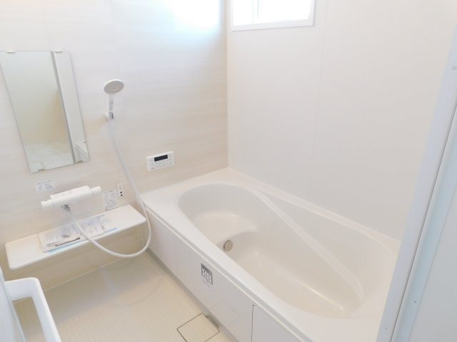 愛西市大井町宮新田の新築一戸建の浴室|◇浴室◇　　広い１坪サイズ（ＬＩＸＩＬ）・浴室暖房乾燥機・断熱浴槽・エコベンチ浴槽・お手入れ楽々カウンター・キレイサーモフロア・オートバス・バリアフリーバス・追い焚き・浴室窓あり