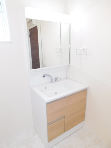 愛西市大井町宮新田の新築一戸建の独立洗面台|◇洗面室◇　　三面鏡シャンプードレッサー　くもり止め仕様　床下収納庫とリネン収納スペース完備！　　