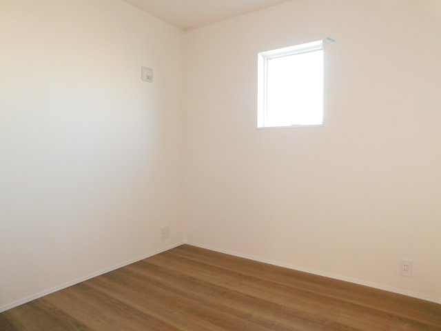 愛西市大井町宮新田の新築一戸建の洋室|◇１階洋室◇　　明るい洋室３．８帖　全居室ＷＩＣ完備！　ＬＤＫと続き間で最大２０．５帖♪