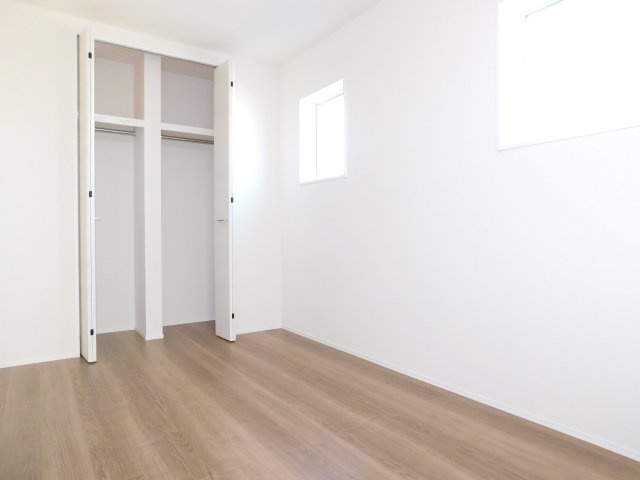 愛西市大井町宮新田の新築一戸建の洋室|◇２階洋室◇　　２面採光で明るい洋室５．３帖　全居室収納完備！