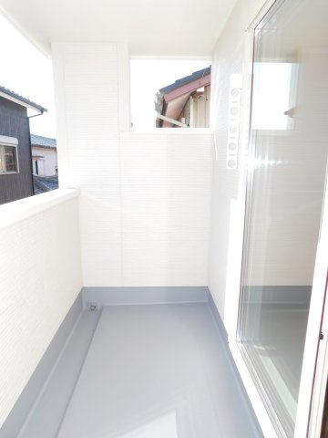 愛西市大井町宮新田の新築一戸建のバルコニー|◇インナーバルコニー◇　　陽当たり良好な南面のインナーバルコニー！　急な雨でも安心♪　ダウンライトと外部コンセント完備